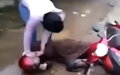 Xôn xao clip cô giáo bị hành hung giữa đường nghi do ghen tuông