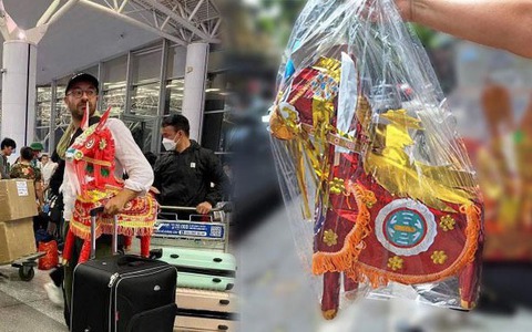 Ông Tây ôm vàng mã ở sân bay Nội Bài khoe được tặng ngựa mới, ship thẳng từ Việt Nam sang