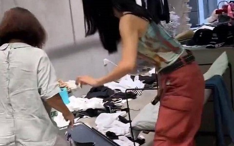 Đòi tăng giá thuê mặt bằng lên gấp đôi nhưng không thành, nữ chủ nhà đập phá cửa hàng quần áo của cô gái thành "đống đổ nát"