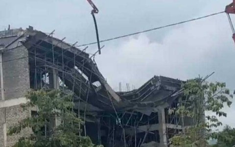 Sàn bê tông sảnh nhà văn hoá đổ sập khi đang thi công