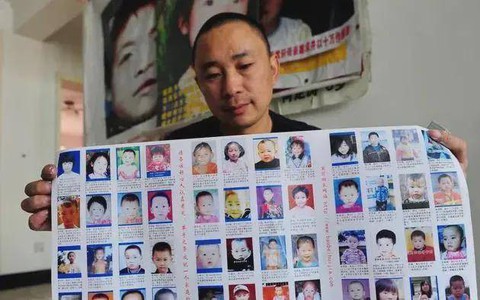 Đến trường đón con muộn 20 phút, hai vợ chồng đau đớn vì con bị bắt cóc suốt 9 năm
