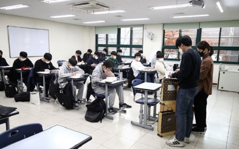 Hàn Quốc: Bắt quả tang 24 giáo viên bán đề thi đại học cho các cơ sở dạy thêm