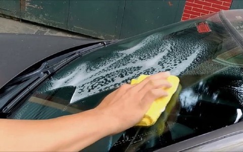 Cách làm sạch kính chắn gió ô tô