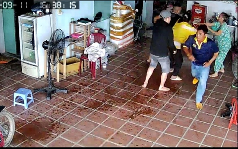 Hai con trai tạt xăng, đe dọa đốt cả nhà
