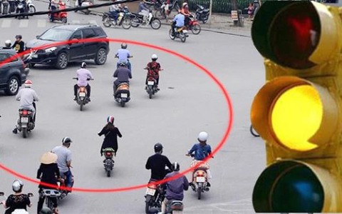 Luật hoá quy định cấm vượt đèn vàng
