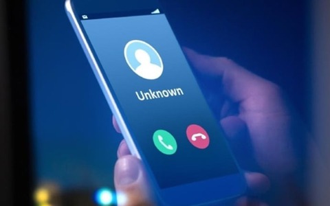 Tên lừa đảo qua điện thoại bị bà cụ 'dốt công nghệ' làm cho phát điên