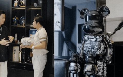 Soi cận bộ Bearbrick độc lạ trong căn nhà toàn màu đen của bố đơn thân nổi tiếng