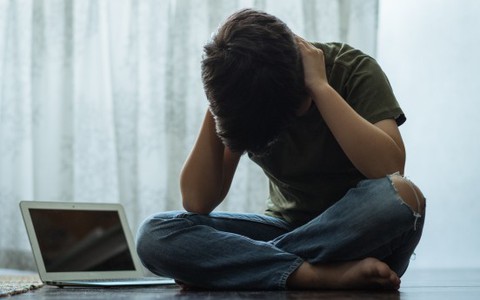 Dấu hiệu nhận biết trẻ xem phim "người lớn" và cách phòng ngừa