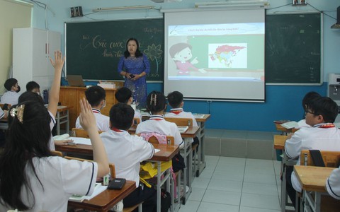 Kiểm tra bài cũ đầu giờ: Học sinh hào hứng nhận "đơn đặt hàng"