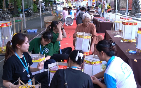 Lớp học làm đèn Trung Thu truyền thống của nghệ nhân 84 tuổi giữa phố cổ Hà Nội