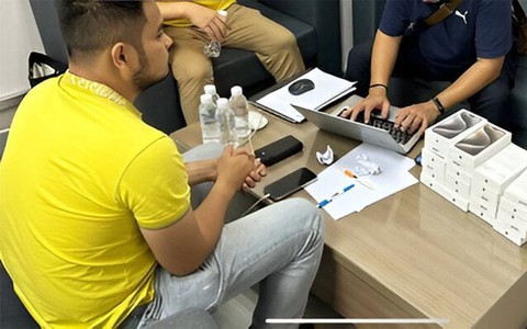 Bắt giữ kẻ buôn lậu 22 điện thoại iPhone 15 Pro Max từ Singapore về Việt Nam