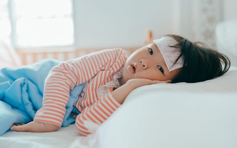 Trẻ mắc viêm phổi, viêm phế quản, ba mẹ có nên cho bé nằm điều hòa hay không?