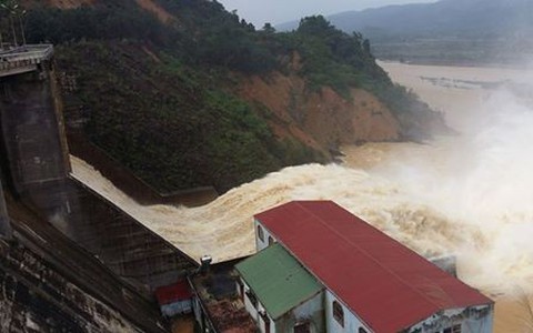 Mưa lớn dồn dập Thủy điện Hố Hô xả tràn