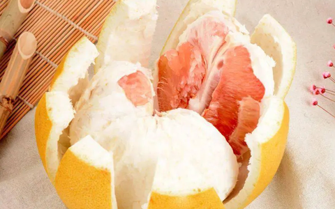 Thứ thường bị vứt bỏ khi ăn bưởi hóa ra giúp cải thiện nhu động ruột và kiểm soát đường huyết cực tốt