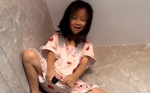 Lén xem camera, mẹ bàng hoàng phát hiện con gái có khả năng như người nhện