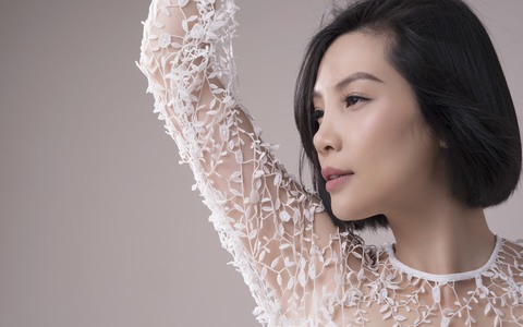 Vắng bóng đã lâu, siêu mẫu Vũ Cẩm Nhung bất ngờ tái xuất quyến rũ với áo dài