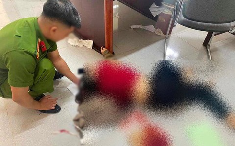 Đến tòa để hòa giải ly hôn, chồng đâm vợ trọng thương