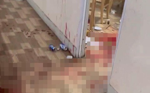 Nửa đêm xông vào phòng ngủ đâm chết tình địch vì ghen tuông