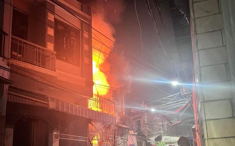 6 người kịp thoát thân trong ngôi nhà rực lửa lúc rạng sáng
