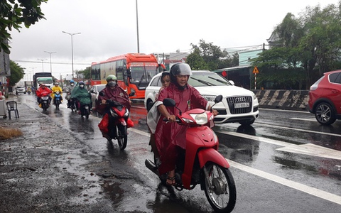 Người dân đội mưa quay lại TP HCM và Đông Nam Bộ sau kỳ nghỉ lễ