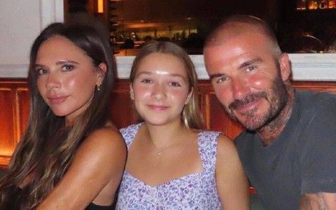 Harper nhà David Beckham khoe vẻ ngoài xinh xắn, chiếm trọn “spotlight” trong bữa tiệc gia đình