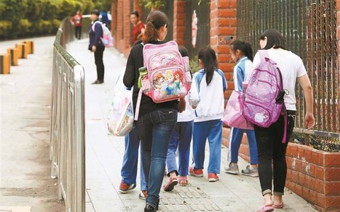 Bài đăng của một bà mẹ khiến hội phụ huynh tranh cãi: "Đón con tan học có nhất quyết phải mặc quần dài không?"