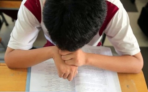 Khoe thành tích của con bất chấp, bố mẹ khát khao được khen đến vậy sao?