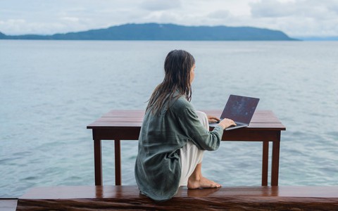 Xu hướng tự do, mang laptop ra biển làm việc "đã chết": Giấc mộng về cuộc sống lãng mạn không chấm công vì đâu lụi tàn?