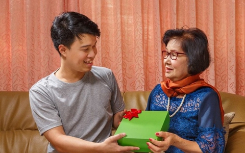 Yêu 3 năm toàn "tay không bắt giặc", bỗng dưng sáng mùng 1 bạn trai khiến cả nhà vợ tương lai choáng váng vì quà Tết