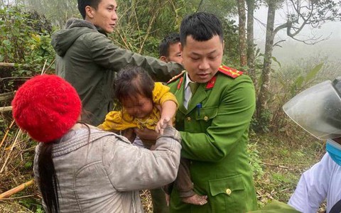 Bé gái 2 tuổi sống sót thần kỳ sau hơn 1 ngày đêm mất tích trong rừng