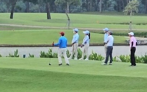 Chơi golf trong giờ làm việc, một Giám đốc sở mất chức