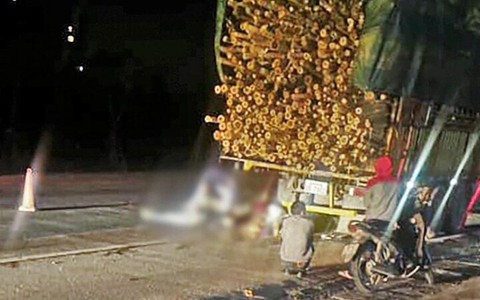Va chạm với xe tải chở keo, 2 người đi xe máy chết tại chỗ