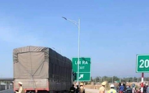 Khởi tố vụ án tài xế tông CSGT, đỗ xe chắn cao tốc