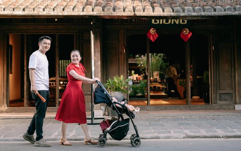 Tiêu dùng quá đà khi nuôi con: Trải lòng của mẹ 9x về chuyện  "cố gắng mua đồ tốt không thì tội nghiệp con"