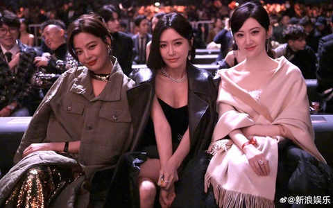 "Đặc sản" Đêm hội Weibo 2023: Loạt khung hình chung đẹp “nhức nách” của các đỉnh lưu, hoa đán hàng đầu, trừ cặp cuối