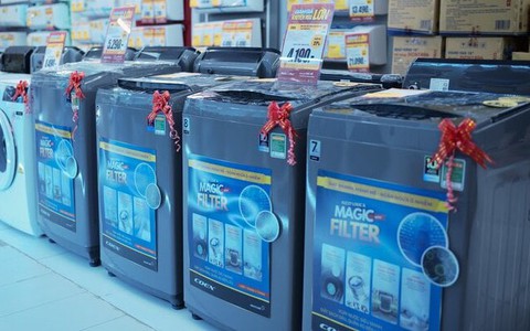 Siêu thị điện máy đua nhau khuyến mại: Tủ lạnh, tivi, máy giặt giá ‘rẻ như cho’