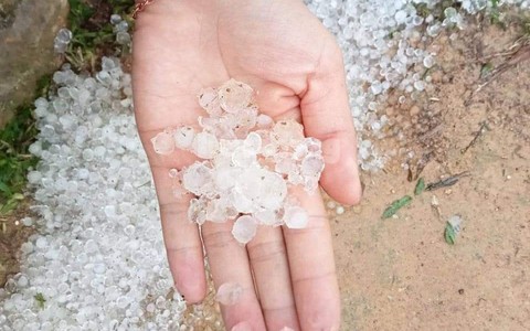 Mưa đá bất thường ở Lai Châu