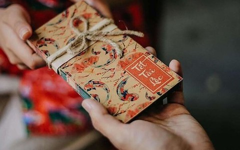 Bỏ phong bao 20 nghìn đồng, tôi từng bị một đứa trẻ bĩu môi chê ít: Tết đến, lì xì bỗng nhiên trở thành gánh nặng
