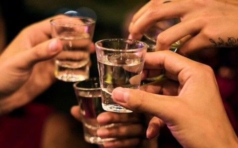 Ngày đầu đi làm bị sếp ép rượu, cô gái GenZ lập tức tố cáo
