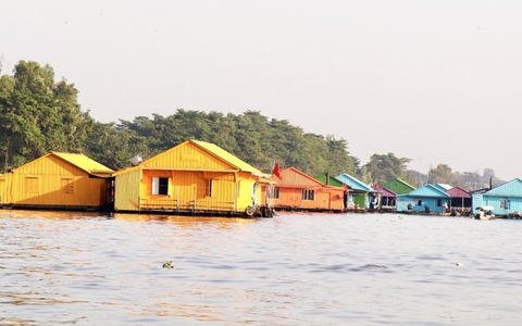 Đưa Làng bè sắc màu ngã ba sông Châu Đốc vào khai thác du lịch
