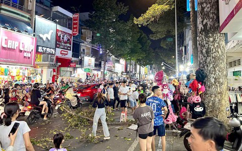 Ngồi bán hàng ở vỉa hè, nam thanh niên bị nhánh cây rơi trúng đầu nhập viện cấp cứu