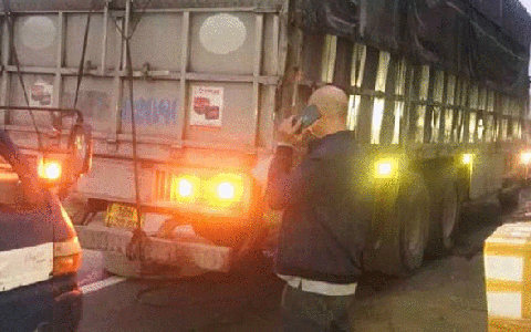 Xe tải đang chạy bất ngờ rơi bánh khiến 2 cháu bé tử vong