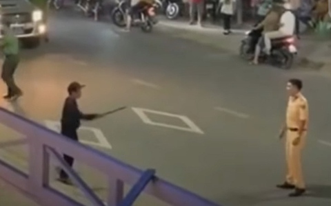 CLIP: Bắt giam kẻ ngông cuồng cầm dao chém công an