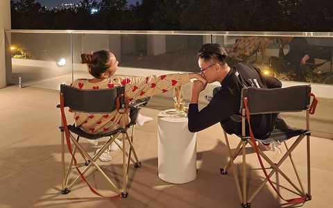 "Cô dâu mới" Thanh Hằng đăng ảnh mừng năm mới, đáng chú ý là hành động cực tình cảm của ông xã nhạc trưởng