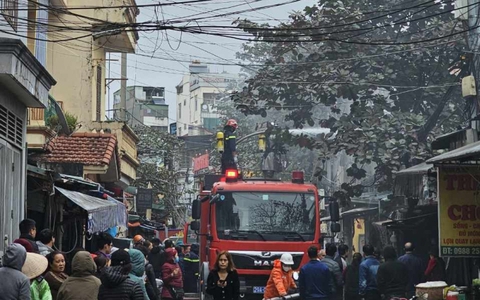 Hà Nội: Cháy nhà gần chợ Nhổn khiến nhiều người hoảng hốt