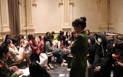 Hà Nội: Cảnh sát test ma túy với hơn 230 người có mặt tại quán karaoke lúc rạng sáng