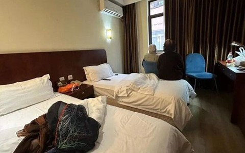 Sang tên nhà cho con cháu xong, cụ ông bị đuổi ra ngoài giữa trời giá rét