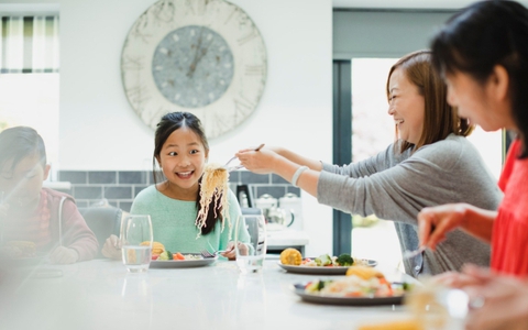 4 chi tiết của trẻ trên bàn ăn là dấu hiệu bạn nuôi dạy con quá thành công: Trẻ lớn lên đi đâu cũng được chào đón