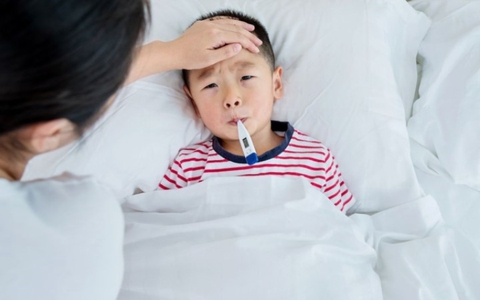 Những kỹ năng chăm sóc trẻ khi trời rét đậm rét hại mà cha mẹ BẮT BUỘC phải biết, đặc biệt với trẻ em vùng cao!