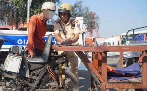 Bị phạt nhiều lần vẫn bất chấp chạy xe tự chế chở hàng, tài xế nói 'vì mưu sinh'